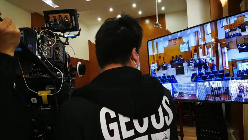 AI生成VS人工创意——郴州广告片拍摄公司的技术浪漫主义实践
